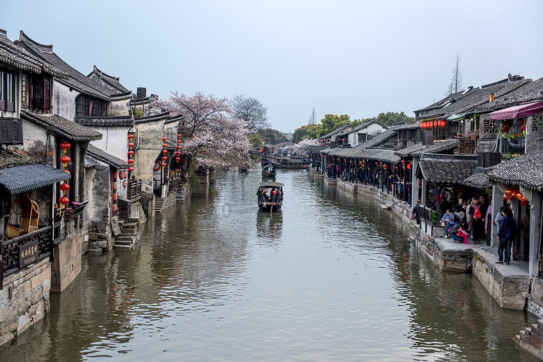 陪伴孩子写作业时,应该随时指错还是写完再说?探索陪伴孩子写作业时,应该随时指错还是写完再说?